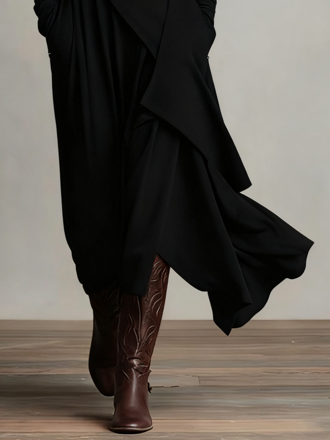 Océane | Robe Longue Plissée Asymétrique à Col Montant