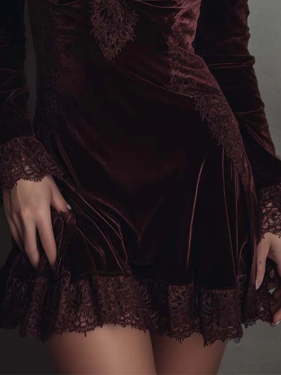 Lola | Mini Robe Velours Bordeaux Bordée de Dentelle